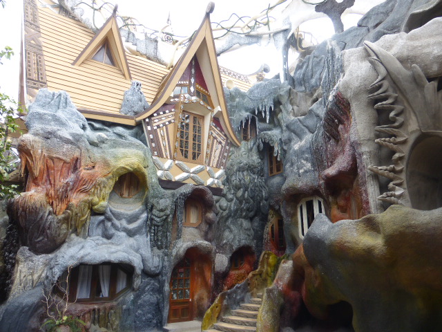 Dalat Lake, Crazy Hotel