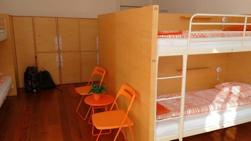 happy and bright - inside the Porto Lounge Hostel