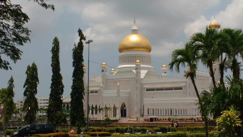 Things to do in Brunei - the Omar Ali Saifuddien Mosque
