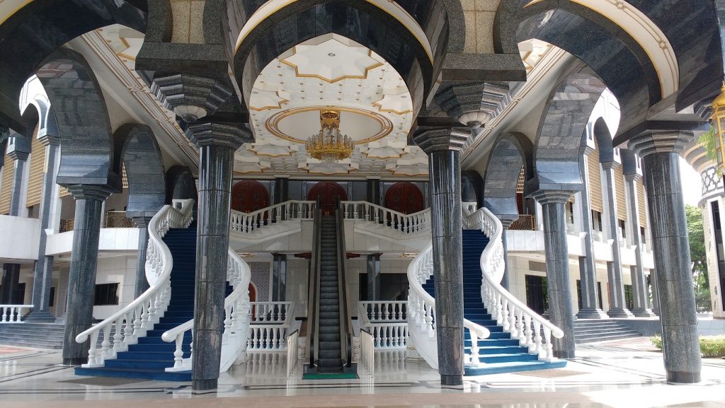 the impressive entrance at the Jame Asr Sultan Hassanal Bolkiah Mosque
