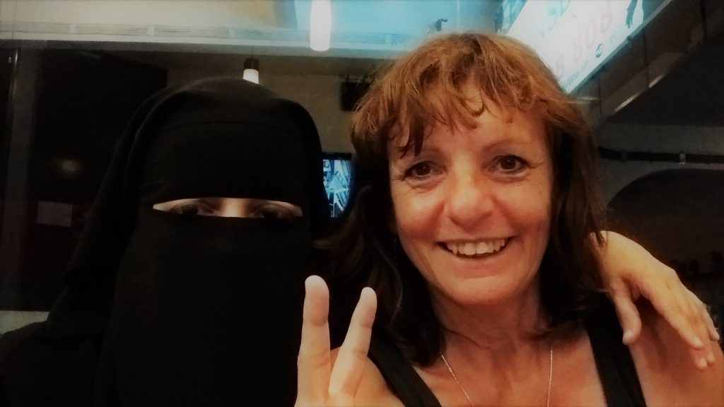 making new friends in a hostel